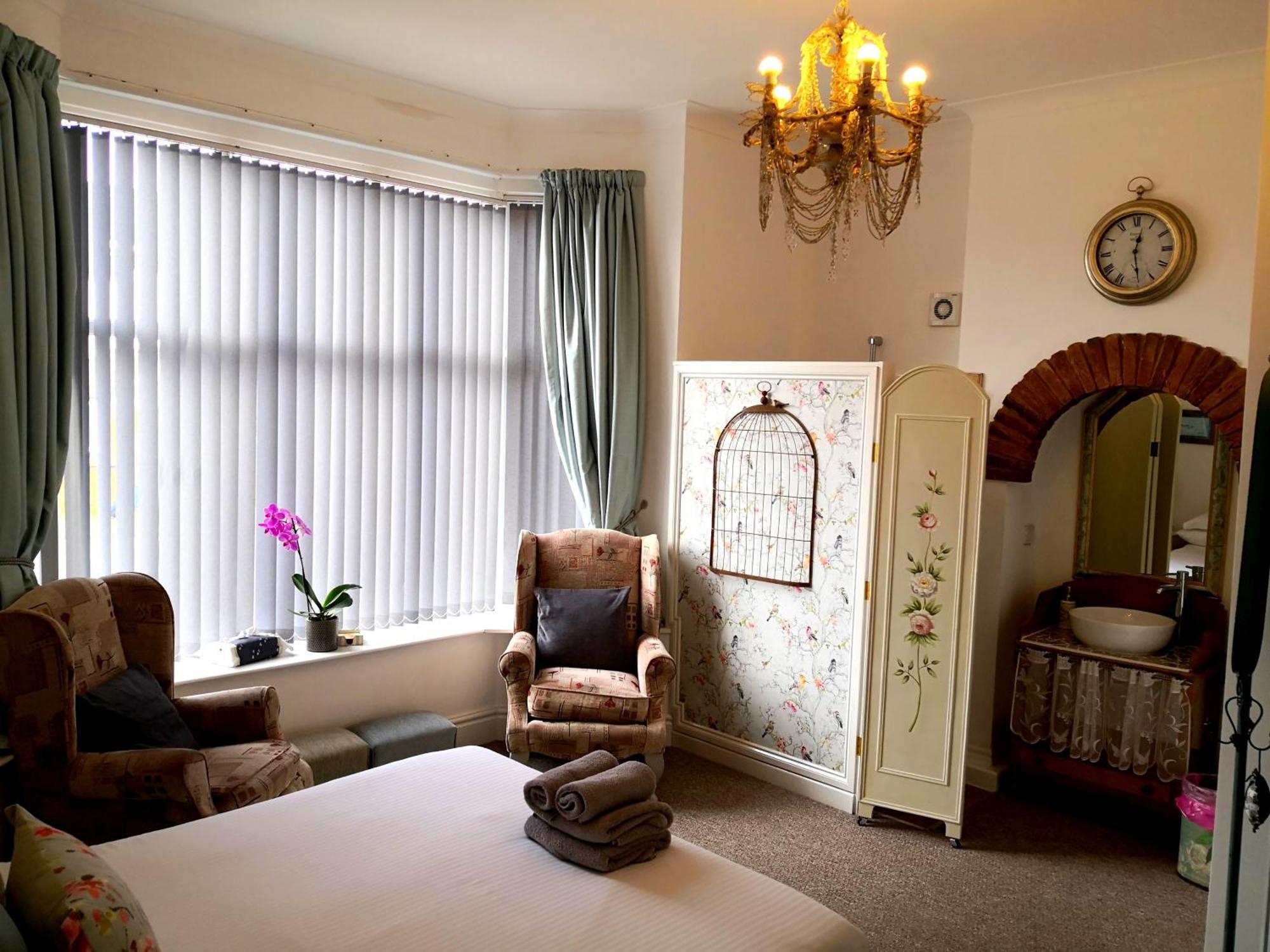 Sunset Guest House Hunstanton Exteriér fotografie A bedroom at the Old Vicarage