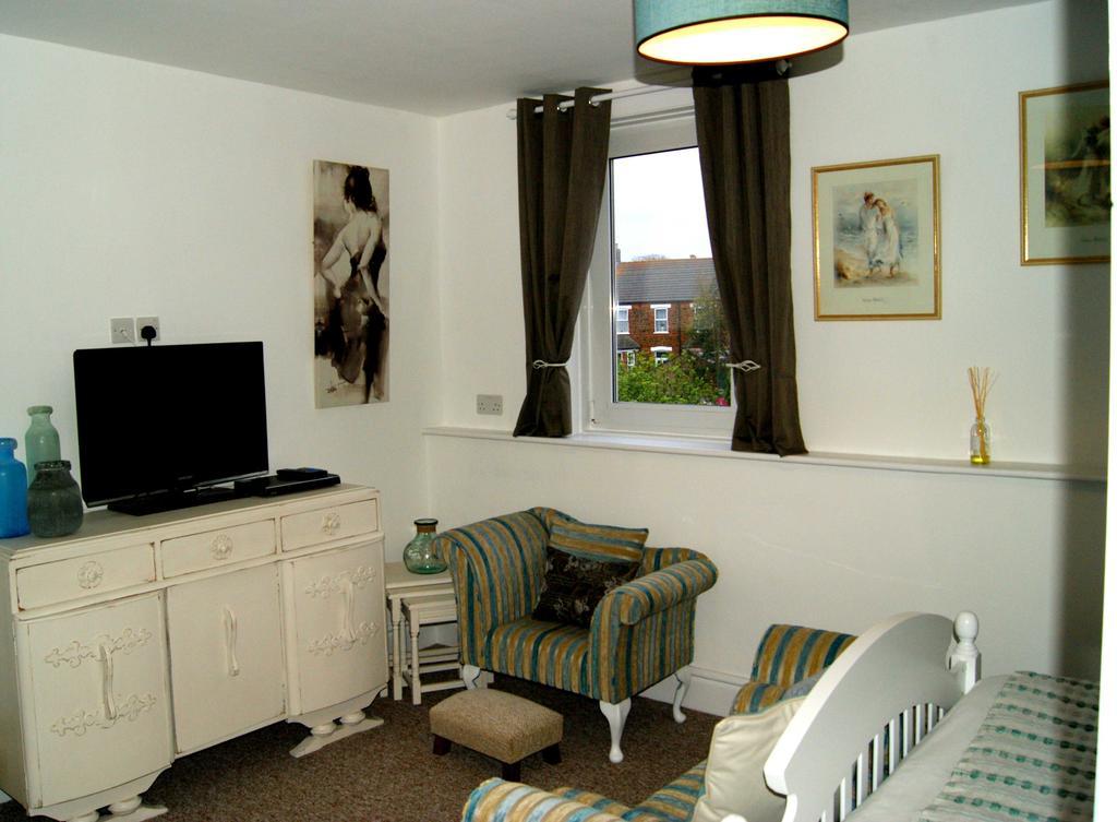 Sunset Guest House Hunstanton Exteriér fotografie A typical bedroom in a UK HMO