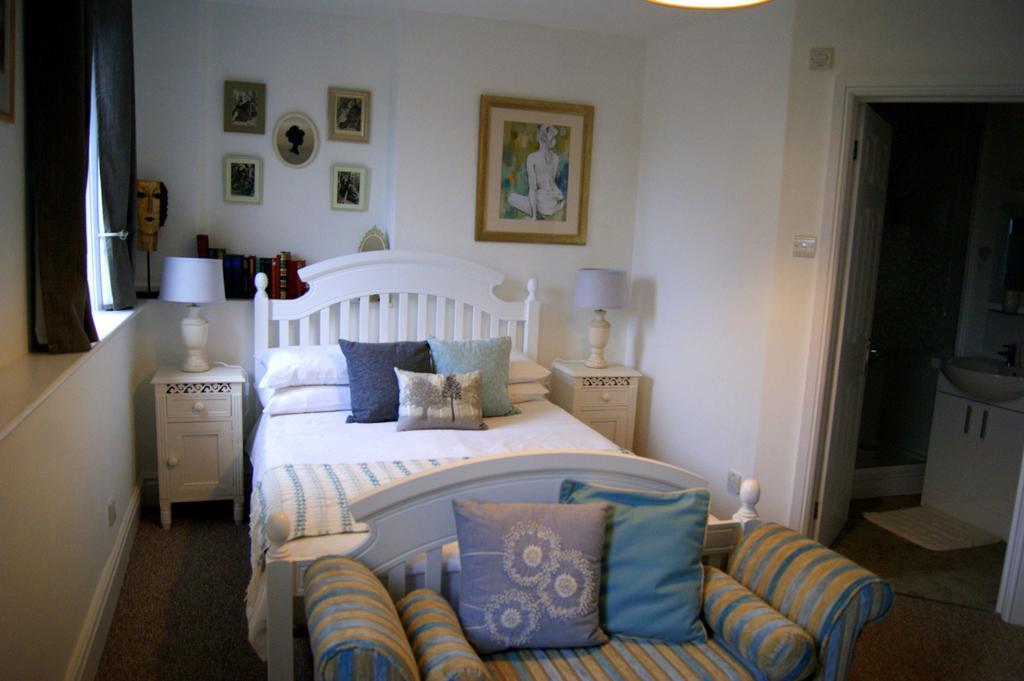 Sunset Guest House Hunstanton Exteriér fotografie A bedroom in a typical B&B
