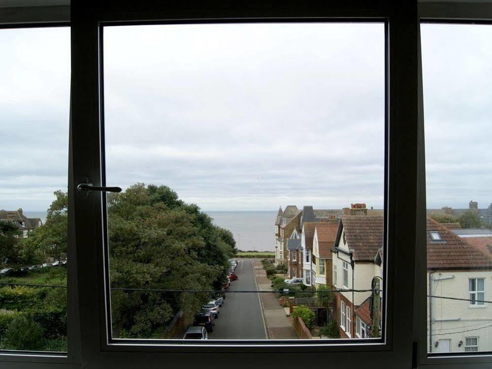 Sunset Guest House Hunstanton Exteriér fotografie View from the window of a flat in the building